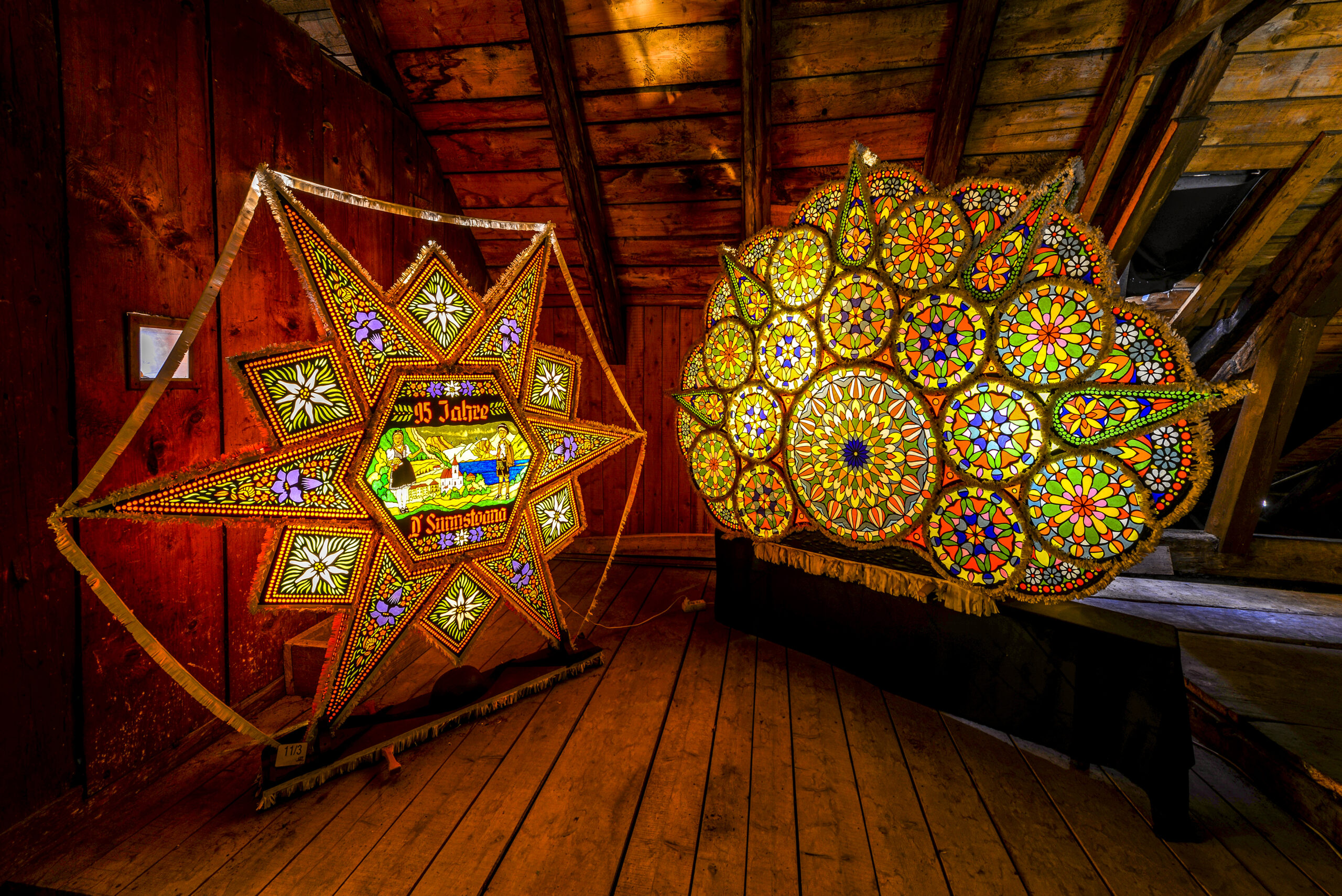 Glöcklerkappe Museum Ebensee beleuchtet Dachboden Salzkammergut Brauchtum Winter Rauhnacht